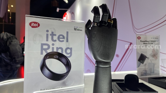 Cincin pintar Itel Ring yang resmi meluncur ke Indonesia pada Jumat (8/11/2024). [Suara.com/Dicky Prastya]