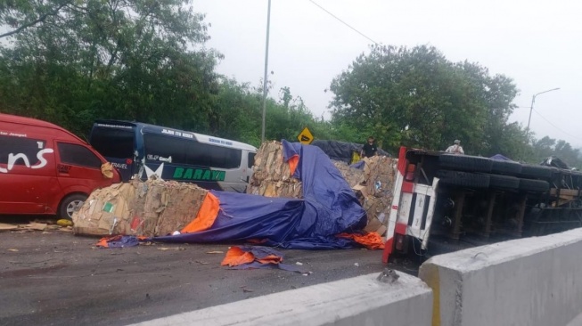 Rekayasa Lalin Pasca Kecelakaan Beruntun Tol Cipularang: Kendaraan Keluar di Cikamuning