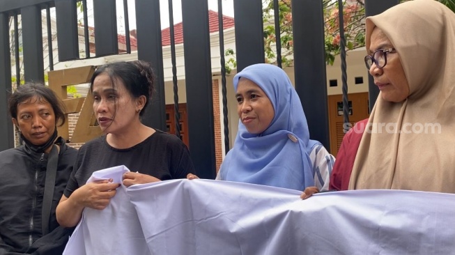 Bawa Kain Kafan, Ibu-Ibu UMKM Tantang Farhat Abbas Sumpah Pocong usai Bantah Kantongi Duit Titipan Rp55 Miliar