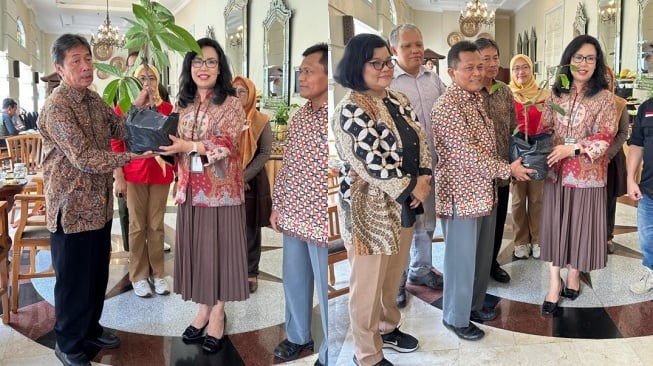 Penyerahan tanaman dari PJ Walikota Yogyakarta, Ir. Sugeng Purwanto, M. dan Kepala Dinas Pertanian dan Pangan Kota Yogyakarta, Sukidi, S.E, M.Si untuk The Phoenix Hotel Yogyakarta. (Press Release)