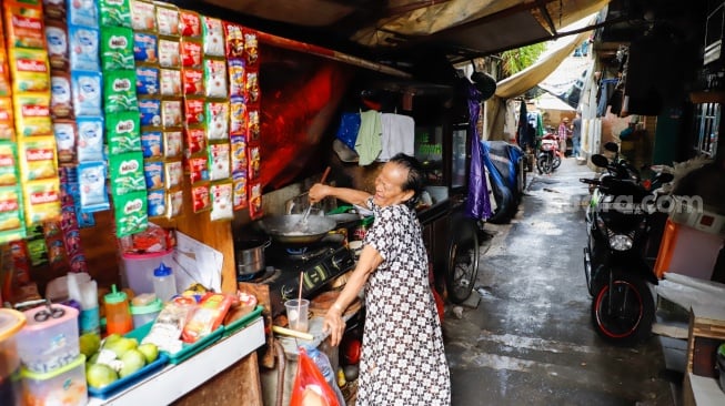 Warga beraktivitas di permukiman padat penduduk RW 12 Tanah Tinggi, Johar Baru, Jakarta, Selasa (12/11/2024). [Suara.com/Alfian Winanto]
