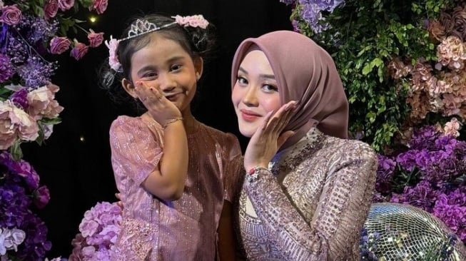 Putri Delina bersama adik tirinya, Bintang. [Instagram Putri Delina]