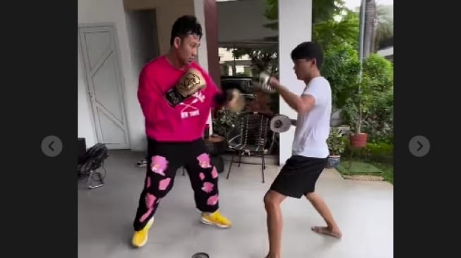 Denny Sumargo latihan tinju (Instagram)