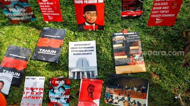 Berbagai poster berisi tunutan dan kritikan saat peringatan 26 Tahun Tragedi Semanggi di Universitas Atma Jaya, Jakarta, Rabu (13/11/2024). [Suara.com/Alfian Winanto]