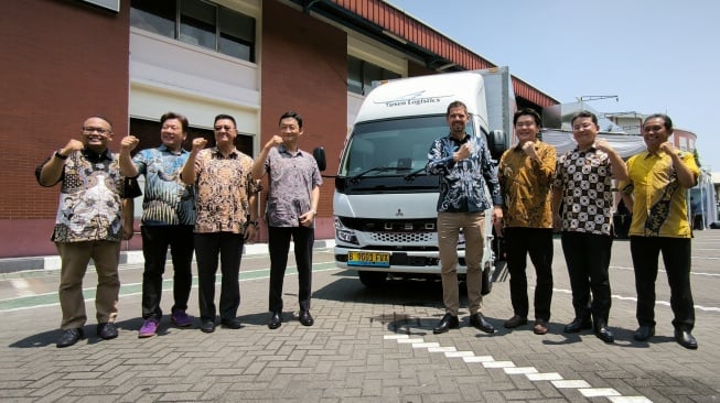 PT Krama Yudha Tiga Berlian Motors (KTB) dan dan PT Yusen Logistics Indonesia meresmikan truk listrik pertama di Indonesia, Fuso eCanter pada Rabu (13/11/2024) di Tangerang, Banten. [Suara.com/Liberty Jemadu]