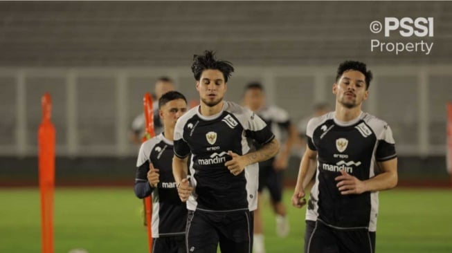 Para pemain Timnas Indonesia termasuk Kevin Diks menjalani latihan jelang menghadapi Jepang. [Dok. Instagram/@timnasindonesia]