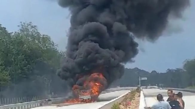 Tragis! Dua Nyawa Melayang dalam Kebakaran Mobil di Tol Baleno