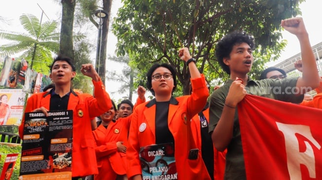 Anggota Komisi untuk Orang Hilang dan Korban Tindak Kekerasan (KontraS) dan Senat Fakultas Hukum Unika Atma Jaya menggelar aksi peringatan 26 Tahun Tragedi Semanggi di Universitas Atma Jaya, Jakarta, Rabu (13/11/2024). [Suara.com/Alfian Winanto]