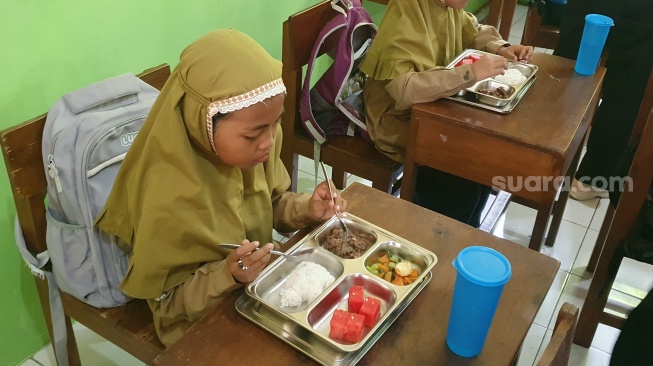 Uji Coba Makan Bergizi Gratis Mulai Dilakukan di Jogja, Dilengkapi Minum Susu dan Pemahaman Kelestarian Lingkungan