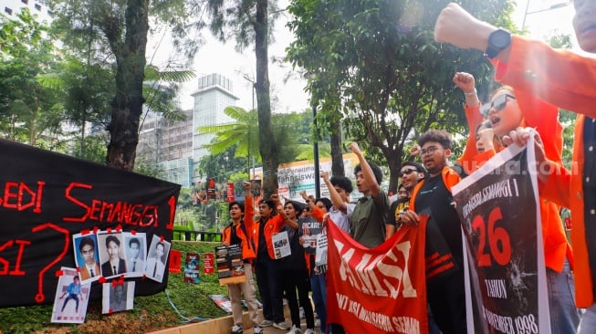 Anggota Komisi untuk Orang Hilang dan Korban Tindak Kekerasan (KontraS) dan Senat Fakultas Hukum Unika Atma Jaya menggelar aksi peringatan 26 Tahun Tragedi Semanggi di Universitas Atma Jaya, Jakarta, Rabu (13/11/2024). [Suara.com/Alfian Winanto]