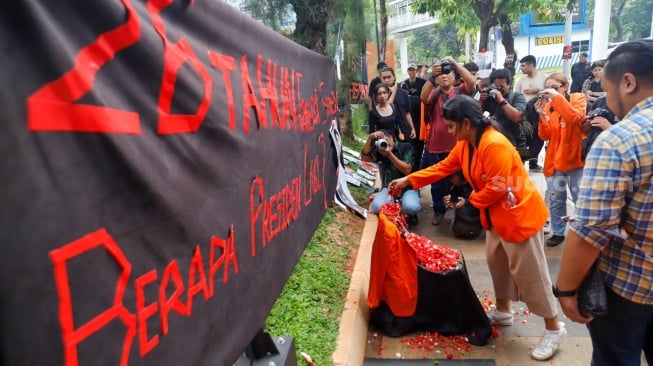 Anggota Komisi untuk Orang Hilang dan Korban Tindak Kekerasan (KontraS) dan Senat Fakultas Hukum Unika Atma Jaya melakukan aksi tabur bunga saat peringatan 26 Tahun Tragedi Semanggi di Universitas Atma Jaya, Jakarta, Rabu (13/11/2024). [Suara.com/Alfian Winanto]