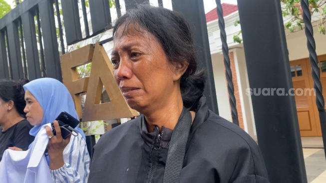 Rita, korban dana UMKM Rp 55 miliar saat mendatangi rumah Farhat Abbas di kawasan Kemang, Jakarta Selatan, Selasa (12/11/2024). [Suara.com/Tiara Rosana]