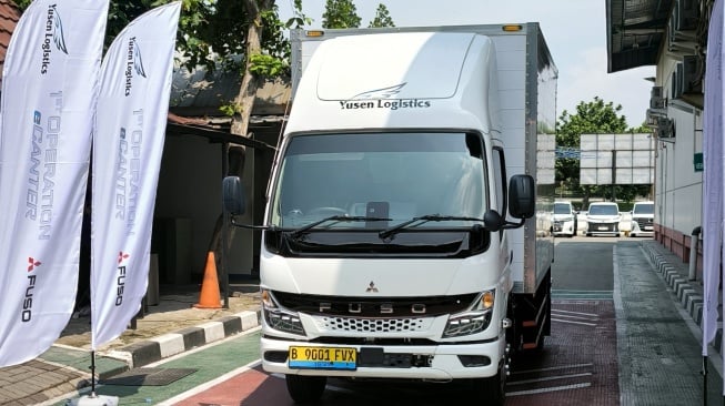 PT Krama Yudha Tiga Berlian Motors (KTB) dan dan PT Yusen Logistics Indonesia meresmikan truk listrik pertama di Indonesia, Fuso eCanter pada Rabu (13/11/2024) di Tangerang, Banten. [Suara.com/Liberty Jemadu]