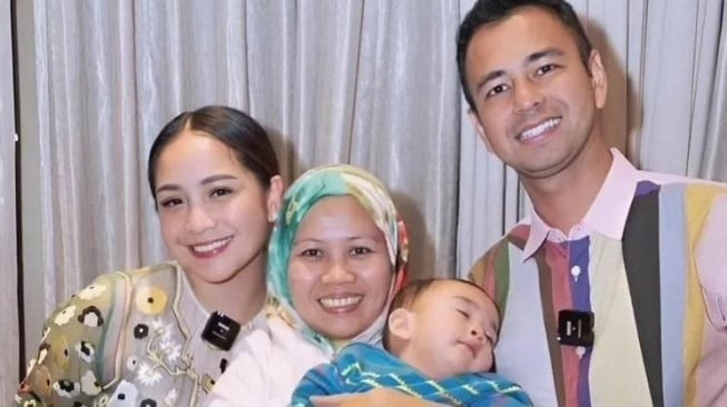 Raffi Ahmad, Nagita Slavina, dan Pengasuh Rayyanza, Sus Rini. (Instagram/riniperdiyanti)