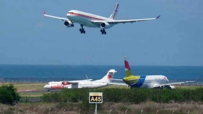 Sebuah pesawat akan terbang di Bandara I Gusti Ngurah Rai, Badung, Bali, Kamis (10/10/2024). [ANTARA FOTO/Nyoman Hendra Wibowo]