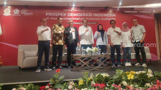 Para narasumber berfoto saat seminar Pra-Munas XIV Kagama bertajuk Prospek Demokrasi Indonesia di masa pemerintahan Prabowo Subianto. (Suara.com/Lilis)