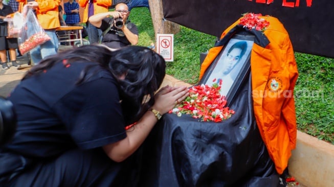 Anggota Komisi untuk Orang Hilang dan Korban Tindak Kekerasan (KontraS) dan Senat Fakultas Hukum Unika Atma Jaya melakukan aksi tabur bunga saat peringatan 26 Tahun Tragedi Semanggi di Universitas Atma Jaya, Jakarta, Rabu (13/11/2024). [Suara.com/Alfian Winanto]