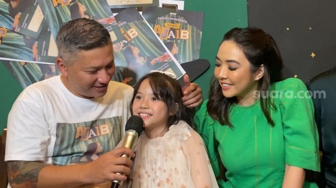 Gading Marten, Gisella Anastasia, dan anak mereka, Gempita atau Gempi, usai konferensi pers rilis lagu Ajaib di kawasan Senayan, Jakarta Pusat, Rabu (13/11/2024) [Suara.com/Tiara Rosana]