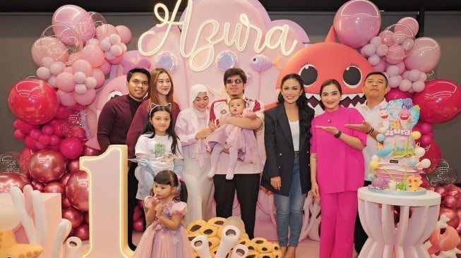 Kris Dayanti, Ashanty, dan Anang Hermansyah berfoto bersama di ulang tahun Azura. (Instagram/@attahalilintar)