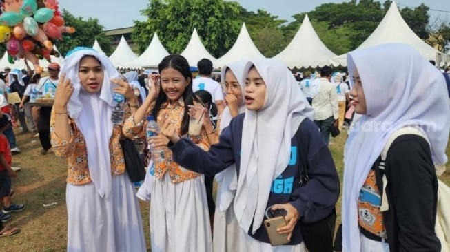 Siswi Sekolah Pakai Seragam Ikut Kampanye Akbar, Ditanya Program dan Nama Wakilnya RK Malah Nggak Tahu