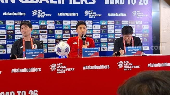 Gelandang Timnas Jepang, Wataru Endo memberikan pernyataan dalam sesi jumpa pers jelang laga melawan Timnas Indonesia di Stadion Utama Gelora Bung Karno (SUGBK) Jakarta, Kamis (14/11/2024) sore. [Suara.com/Adie Prasetyo Nugraha]