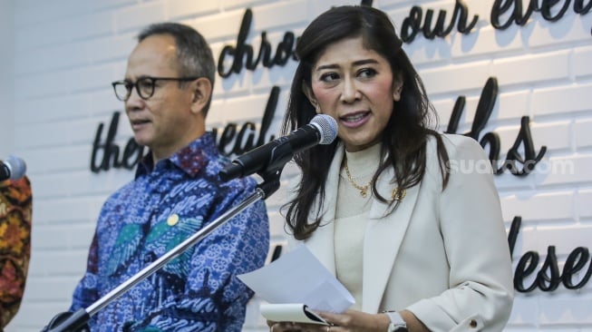 Menteri Komunikasi dan Digital Meutya Hafid (kanan) bersama Ketua Dewan Komisioner OJK Mahendra Siregar (kiri) memberikan keterangan tentang hasil pertemuan di Press Room Kementerian Komdigi, Jakarta, Kamis (14/11/2024). [Suara.com/Alfian Winanto]
