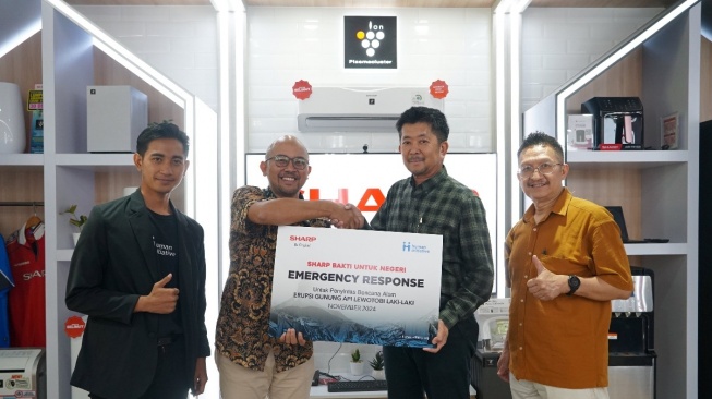 PT Sharp Electronics Indonesia menyalurkan bantuan senilai Rp100 juta pada korban erupsi Gunung Lewotobi di NTT. [Sharp Indonesia]