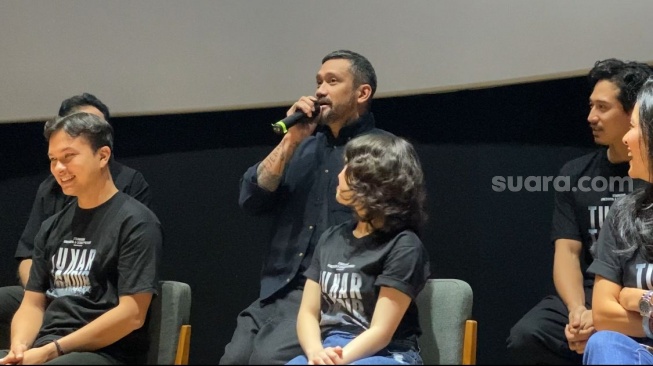 Tora Sudiro dalam konferensi pers film Tukar Takdir di kawasan Senayan, Jakarta Pusat, Kamis (14/11/2024). [Suara.com/Tiara Rosana]