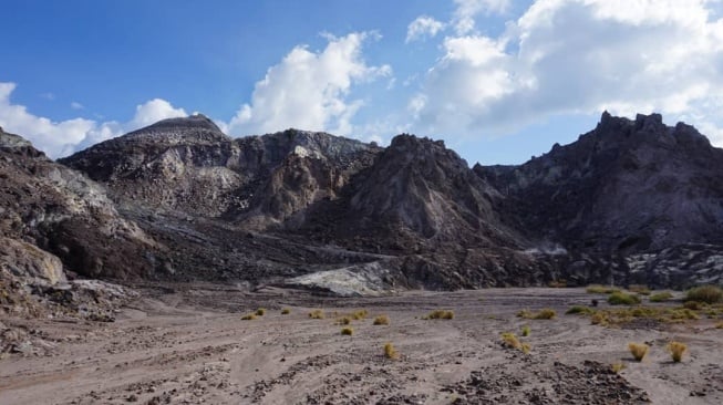 Gunung Rokatenda Ada di Mana? Kini Naik Status ke Level Waspada, Bau Belerang Mulai Tercium