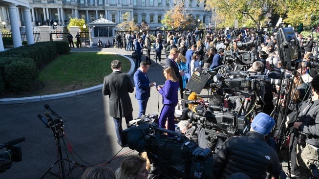 Para jurnalis berkumpul di luar Sayap Barat Gedung Putih saat Presiden AS Joe Biden dan Presiden terpilih Donald mengadakan pertemuan, di Gedung Putih di Washington DC, Amerika Serikat, Kamis (13/11/2024). [ROBERTO SCHMIDT / AFP]
