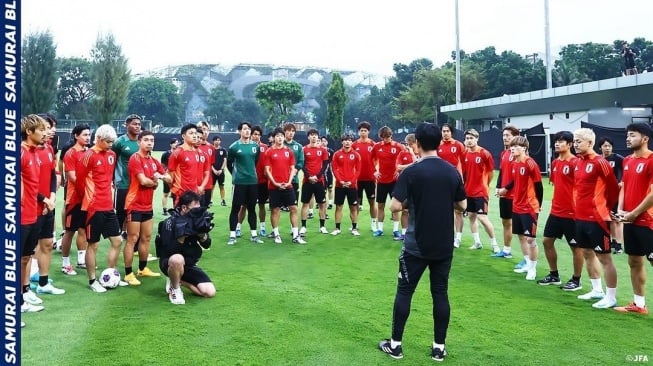 Para pemain Timnas Jepang berlatih di Lapangan A GBK Senayan, Rabu (13/11/2024) jelang hadapi Timnas Indonesia dalam laga kelima Grup C putaran ketiga Kualifikasi Piala Dunia 2026 zona Asia di Stadion Utama Gelora Bung Karno (SUGBK), Jakarta pada Jumat (15/11/2024) malam WIB. [Dok. IG/@japanfootballassociation]