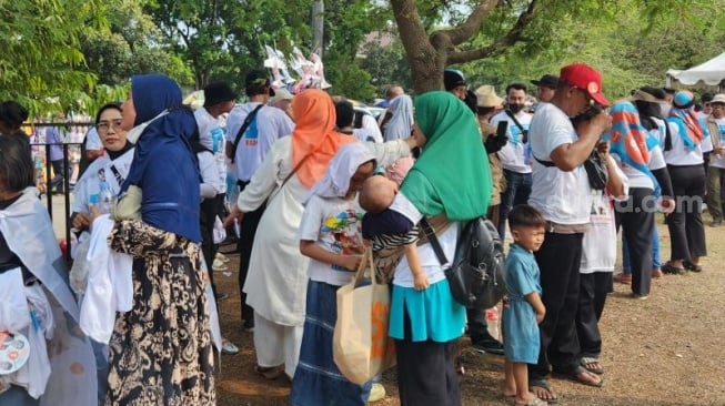 Anak-anak dibawa orangtuanya yang ikut kampanye akbar pasangan Calon Gubernur dan Wakil Gubernur Jakarta nomor urut satu, Ridwan Kamil-Suswono (RIDO), di Lapangan Cendrawasih, Kalideres, Jakarta Barat, Kamis (14/11/2024) sore. (Suara.com/Fakhri Fuadi)