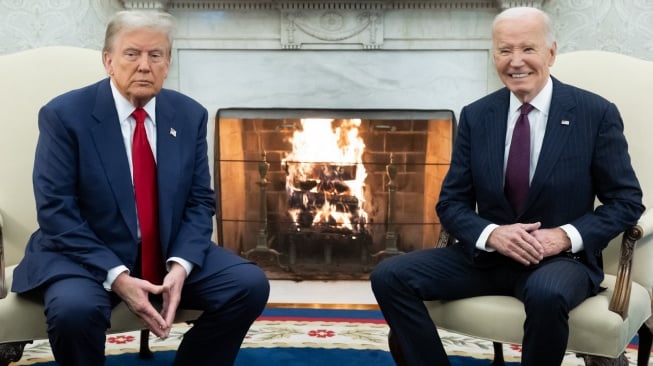 Presiden AS Joe Biden (kanan) saat bertemu dengan Presiden terpilih AS Donald Trump (kiri) di Gedung Putih di Washington DC, Amerika Serikat, Kamis (13/11/2024).  [SAUL LOEB / AFP]