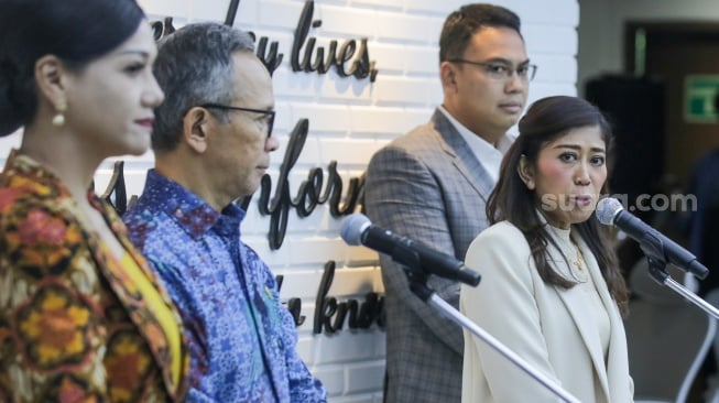 Menteri Komunikasi dan Digital Meutya Hafid (kanan) bersama Ketua Dewan Komisioner OJK Mahendra Siregar (kiri) memberikan keterangan tentang hasil pertemuan di Press Room Kementerian Komdigi, Jakarta, Kamis (14/11/2024). [Suara.com/Alfian Winanto]
