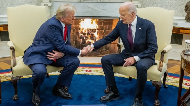 Presiden AS Joe Biden (kanan) saat bertemu dengan Presiden terpilih AS Donald Trump (kiri) di Gedung Putih di Washington DC, Amerika Serikat, Kamis (13/11/2024).  [SAUL LOEB / AFP]