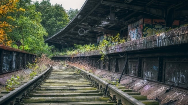 Stasiun Balung, Jejak Warisan Kolonial yang Pernah Ramai Kini Terbengkalai