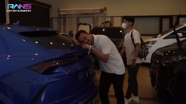 Raffi Ahmad menawar mobil suami Momo Geisha, Lamborghini Urus. (YouTube/Rans Entertainment)