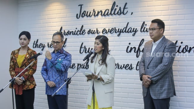 Menteri Komunikasi dan Digital Meutya Hafid (kedua kanan) bersama Ketua Dewan Komisioner OJK Mahendra Siregar (kedua kri) memberikan keterangan tentang hasil pertemuan di Press Room Kementerian Komdigi, Jakarta, Kamis (14/11/2024). [Suara.com/Alfian Winanto]
