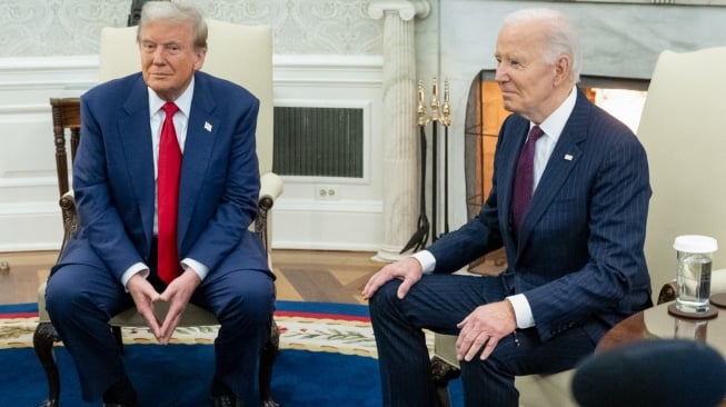 Presiden AS Joe Biden (kanan) saat bertemu dengan Presiden terpilih AS Donald Trump (kiri) di Gedung Putih di Washington DC, Amerika Serikat, Kamis (13/11/2024).  [SAUL LOEB / AFP]