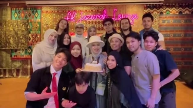 Aaliyah Massaid hadiri pesta ulang tahun Geni Faruk yang ke-52 (Instagram/@aurelie.hermansyah)