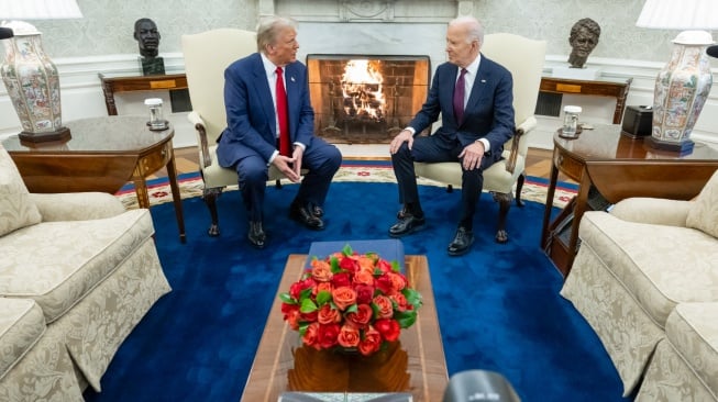 Presiden AS Joe Biden (kanan) saat bertemu dengan Presiden terpilih AS Donald Trump (kiri) di Gedung Putih di Washington DC, Amerika Serikat, Kamis (13/11/2024).  [SAUL LOEB / AFP]