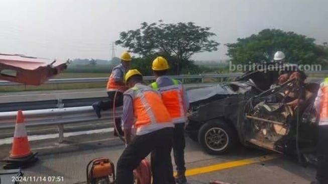 Sopir Mengantuk, Pikap Remuk Tabrak Kendaraan Lain di Tol Jombang-Mojokerto