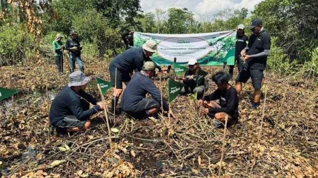 Telkomsel Jaga Bumi Perkuat Implementasi ESG, Tanam 10.600 Mangrove Hasil Donasi Poin Pelanggan, Kurangi Emisi Karbon