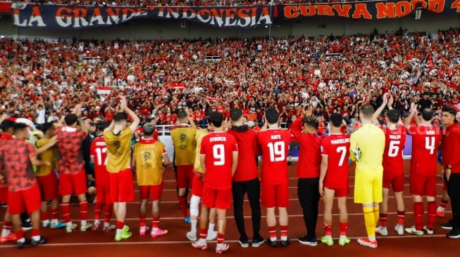 Skuad Timnas Indonesia menyapa penonton usai pertandingan Sepak Bola Kualifikasi Piala Dunia 2026 Zona Asia Antara Indonesia melawan Jepang di Stadion Gelora Bung Karno, Jakarta, Jumat (15/11/2024). [Suara.com/Alfian Winanto]
