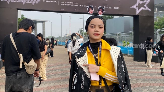 Baby Lisa, fans Lisa BLACKPINK asal Tangerang jelang acara fan meet up di Beach City International Stadium (BCIS), Ancol, Jakarta Utara, Jumat (15/11/2024) [Suara.com/Tiara Rosana].