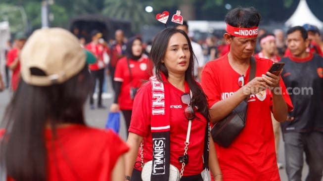 Sejumlah suporter hadir untuk menyaksikan langsung pertandingan Indonesia vs Jepang dalam laga lanjutan Grup C Kualifikasi Piala Dunia 2026 zona Asia di Stadion Utama Gelora Bung Karno (GBK), Senayan, Jakarta, Jumat (15/11/2024). [Suara.com/Alfian Winanto]