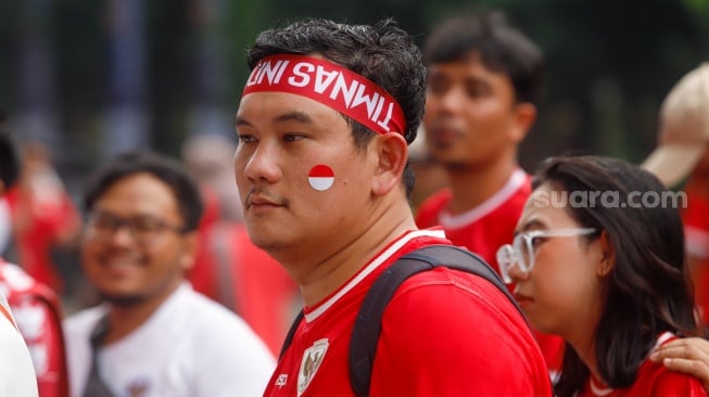 Sejumlah suporter hadir untuk menyaksikan langsung pertandingan Indonesia vs Jepang dalam laga lanjutan Grup C Kualifikasi Piala Dunia 2026 zona Asia di Stadion Utama Gelora Bung Karno (GBK), Senayan, Jakarta, Jumat (15/11/2024). [Suara.com/Alfian Winanto]