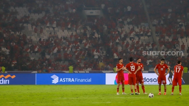 Skuad Timnas Indonesia usai pertandingan Sepak Bola Kualifikasi Piala Dunia 2026 Zona Asia Antara Indonesia melawan Jepang di Stadion Gelora Bung Karno, Jakarta, Jumat (15/11/2024). [Suara.com/Alfian Winanto]
