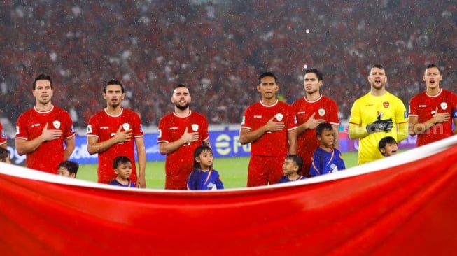 Skuad Timnas Indonesia saat pertandingan Sepak Bola Kualifikasi Piala Dunia 2026 Zona Asia Antara Indonesia melawan Jepang di Stadion Gelora Bung Karno, Jakarta, Jumat (15/11/2024). [Suara.com/Alfian Winanto]
