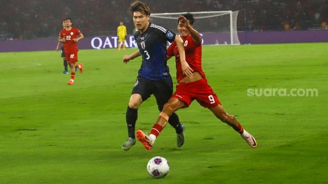 Pemain Timnas Indonesia Rafael Struick berebut bola dengan pemain Timnas Jepang Daiki Hashioka saat pertandingan Sepak Bola Kualifikasi Piala Dunia 2026 Zona Asia Antara Indonesia melawan Jepang di Stadion Gelora Bung Karno, Jakarta, Jumat (15/11/2024). [Suara.com/Alfian Winanto]